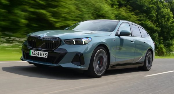 BMW отдавна е твърд фаворит на шофьорите на служебни коли, благодарение на своите спортни характеристики и способността да изминава километри по магистрала с лекота. Touring също притежава тези характеристики, но с допълнителен бонус от много повече пространство в багажника.

Що се отнася до двигателя, има избор между бензинов или plug-in хибрид. Като алтернатива можете да изберете напълно електрическия  I5 Touring.

Без значение коя версия изберете, това комби със сигурност е един от най-привличащите в този списък. Усилията на BMW правят така, че Touring не страда от размерите си и изненадващо пъргав в завоите. 